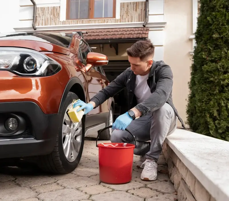 Lavage auto à domicile Poussan : professionnel intervenant sur un véhicule